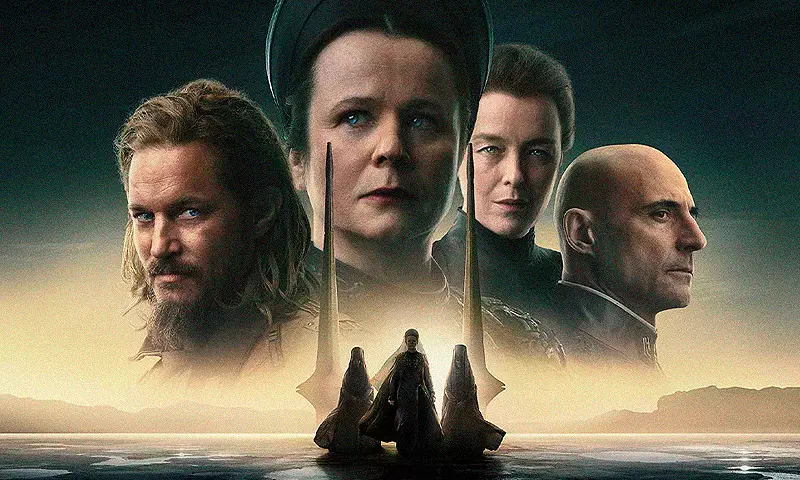 Кадр из сериала «Dune: Prophecy» (2024): четыре главных персонажа крупным планом на фоне пустынного пейзажа и загадочных фигур в плащах.