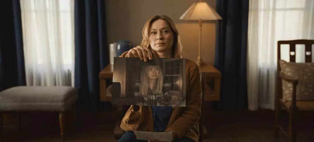 Кадр из фильма «Шелби Оукс. Город-призрак», 2024. Мия Бреннан держит фотографию сестры Райли, пропавшей во время расследования паранормальных событий