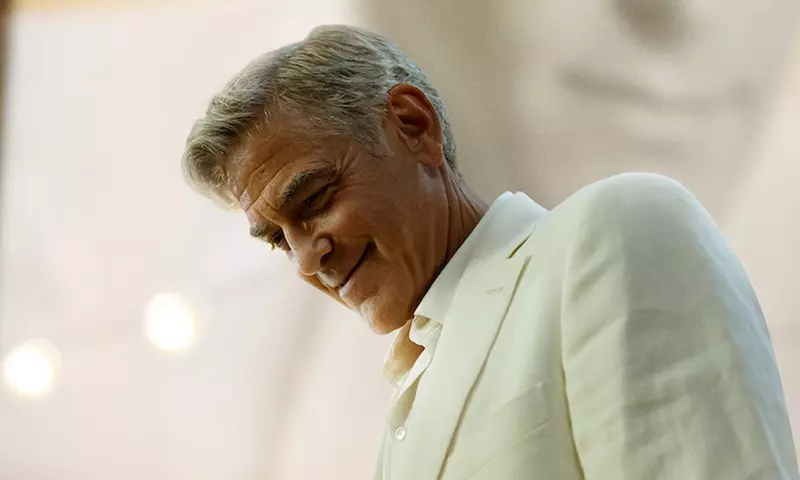 Джей Келли в светлом костюме смотрит вниз в сцене фильма Джей Келли 2025