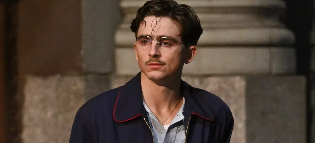 Марти Маузер в очках смотрит в сторону в сцене фильма Марти Великолепный 2025