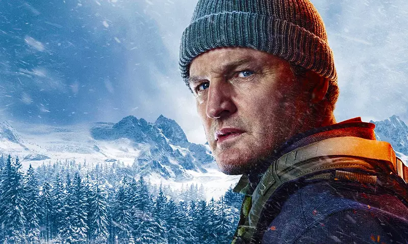 Фрэнк Ремник на фоне заснеженных гор в сериале Последний рубеж